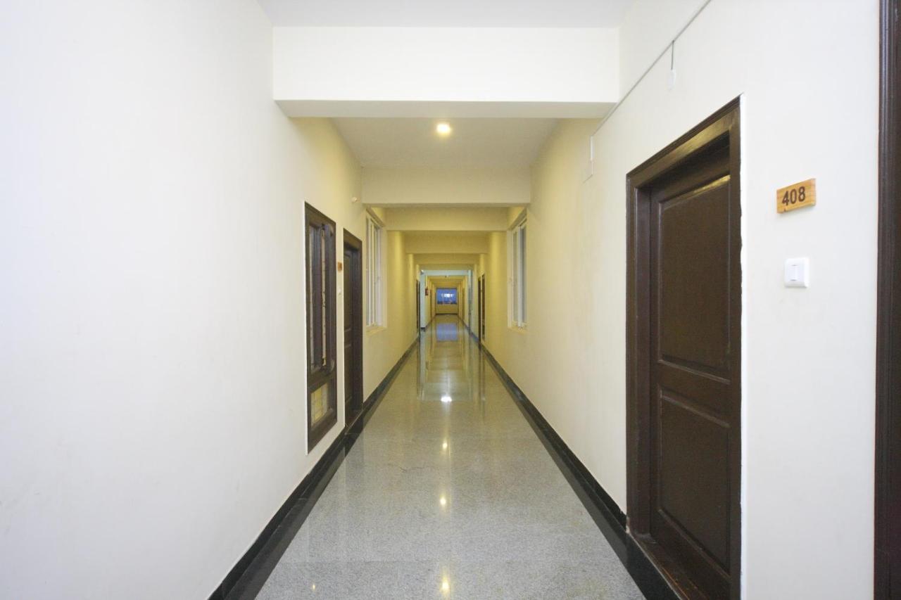 Capital O 16507 The Lawns Hotel Tada Ngoại thất bức ảnh